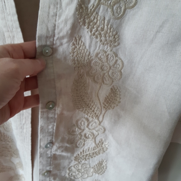 Linen tan top blouse shirt. Floral embroidery detail with mandarin collar Size 4 - Picture 3 of 6